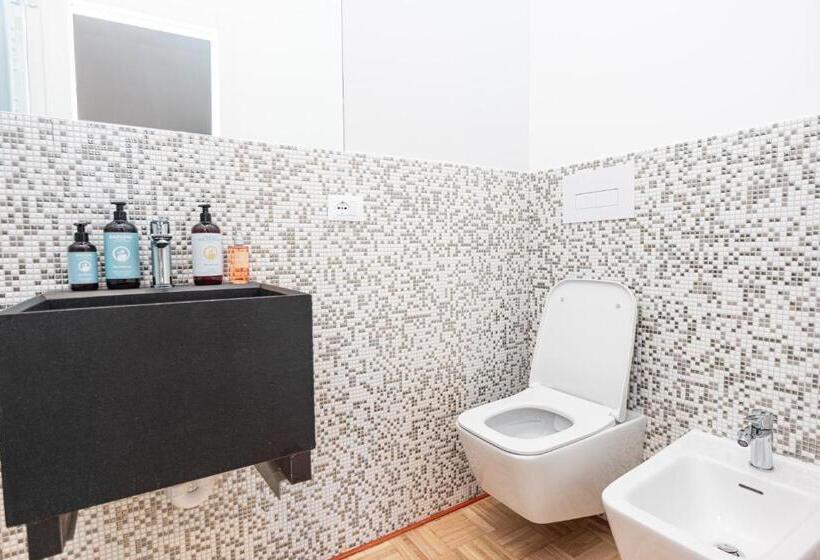 استودیو خانوادگی, Hurban Apartments Venezian