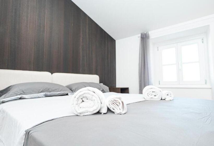 استودیو خانوادگی, Hurban Apartments Venezian