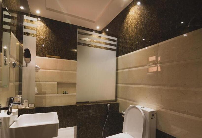 デラックスジュニアスイート, أجنحة بالم تري للشقق المخدومه