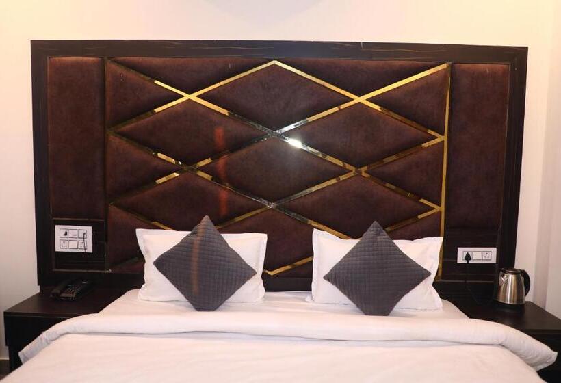 Quarto Deluxe, Shreya Galaxy With Swimming Pool  Best Property In Haridwar