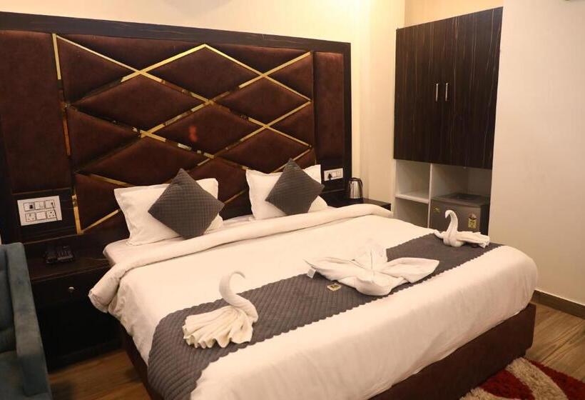 Quarto Deluxe, Shreya Galaxy With Swimming Pool  Best Property In Haridwar