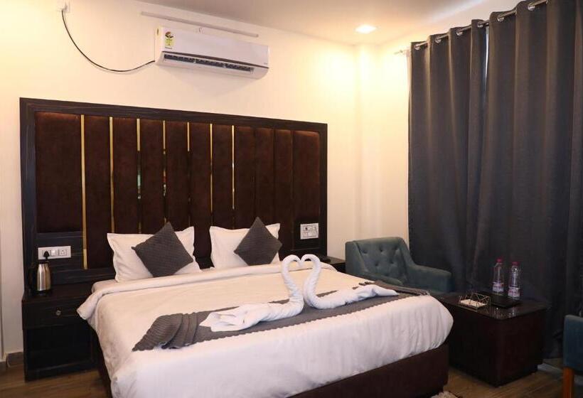 Quarto Deluxe, Shreya Galaxy With Swimming Pool  Best Property In Haridwar