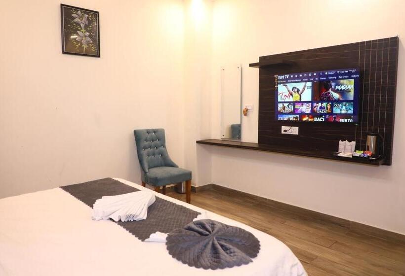 Quarto Deluxe, Shreya Galaxy With Swimming Pool  Best Property In Haridwar