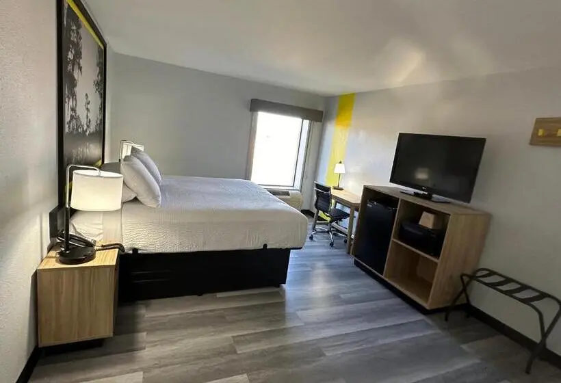 اتاق استاندارد با تخت بزرگ برای معلولان, Super 8 By Wyndham Alexandria La