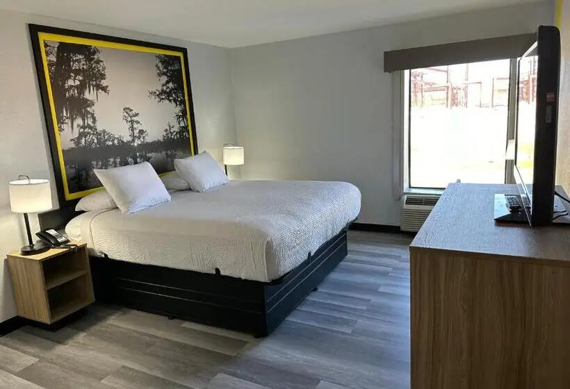 اتاق استاندارد با تخت بزرگ برای معلولان, Super 8 By Wyndham Alexandria La