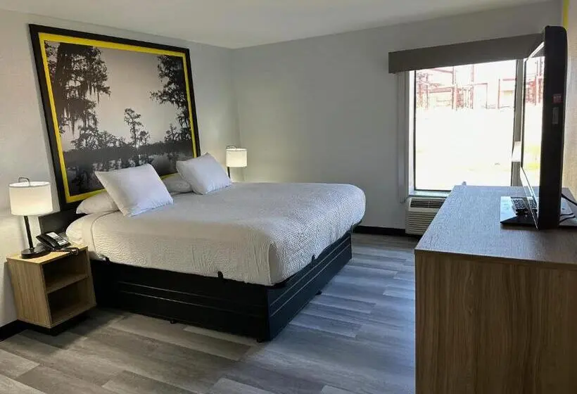 Deluxe Suite King Bed, Super 8 By Wyndham Alexandria La