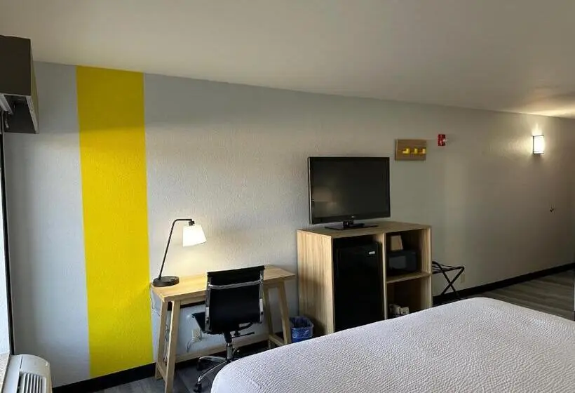 Deluxe Suite King Bed, Super 8 By Wyndham Alexandria La