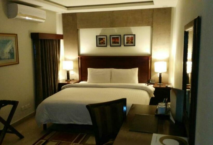 اتاق لوکس با تخت بزرگ, One Super, Islamabad