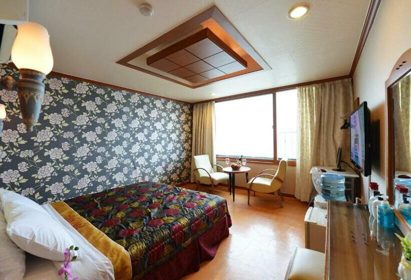 اتاق استاندارد با چشم‌انداز دریا, Nova Motel