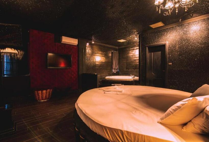 מיטת קינג בסוויטה, Ruby Rooms Kifisia   Adults Only