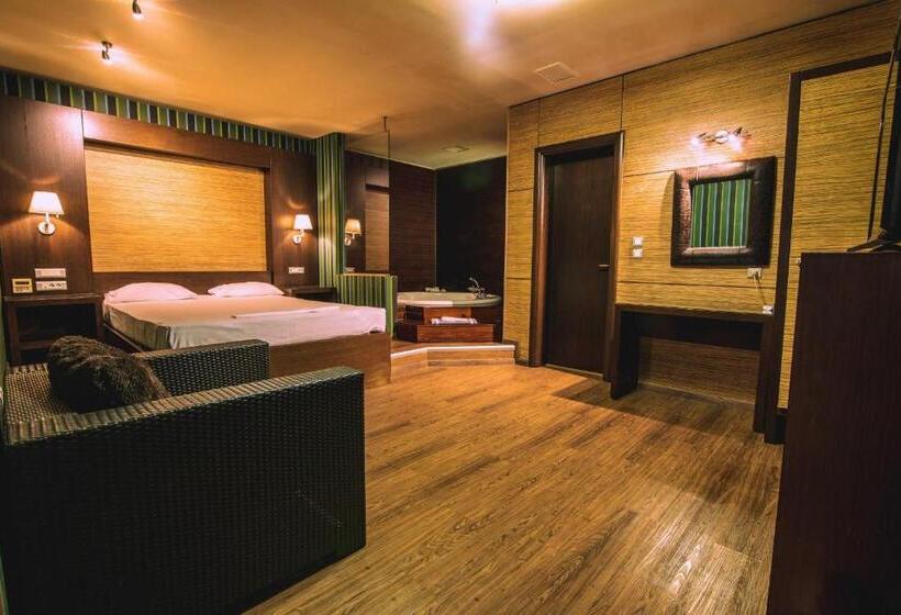 מיטת קינג בסוויטה, Ruby Rooms Kifisia   Adults Only