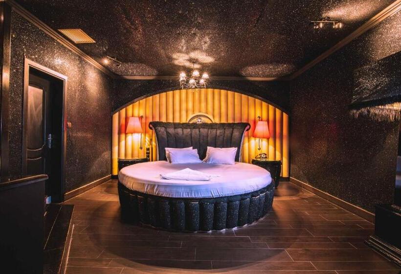 מיטת קינג בסוויטה, Ruby Rooms Kifisia   Adults Only