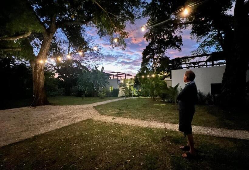 بانگلوی استاندارد, South Pacific Memories