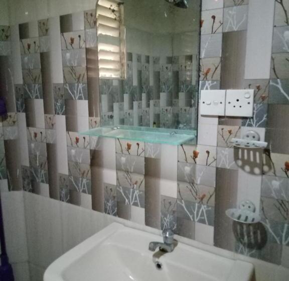 غرفة عائلية, Ariyawansa Guest House