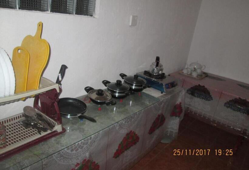 غرفة عائلية, Ariyawansa Guest House