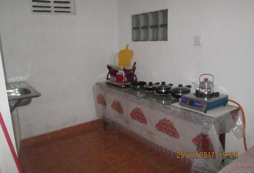 غرفة عائلية, Ariyawansa Guest House