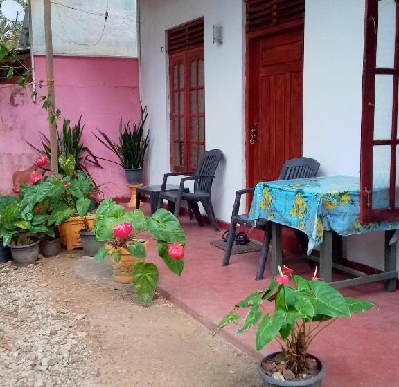 غرفة عائلية, Ariyawansa Guest House