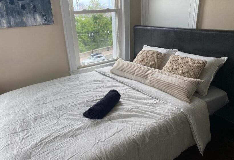 غرفة قياسية, Cozy Apartment With City Skyline. Easy Commute Midtown Manhattan