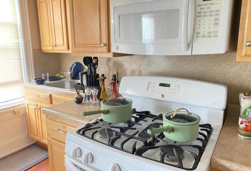 غرفة قياسية, Cozy Apartment With City Skyline. Easy Commute Midtown Manhattan