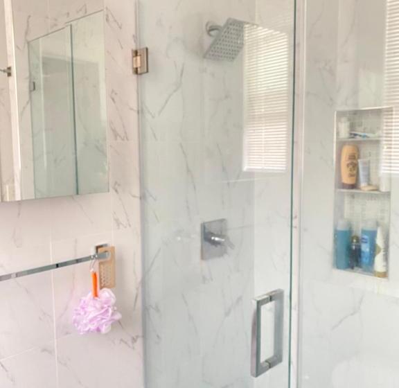 غرفة قياسية ثلاثية حمام مشترك, Cozy Apartment With City Skyline. Easy Commute Midtown Manhattan