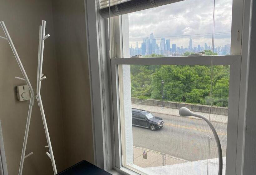 غرفة إقتصادية فردية, Cozy Apartment With City Skyline. Easy Commute Midtown Manhattan