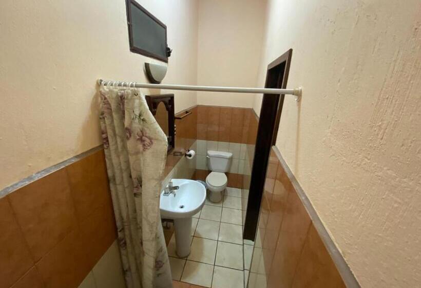 اتاق استاندارد سه نفره, Ivon