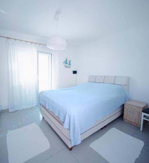 اتاق استاندارد چهارنفره با بالکن, Villa Shu