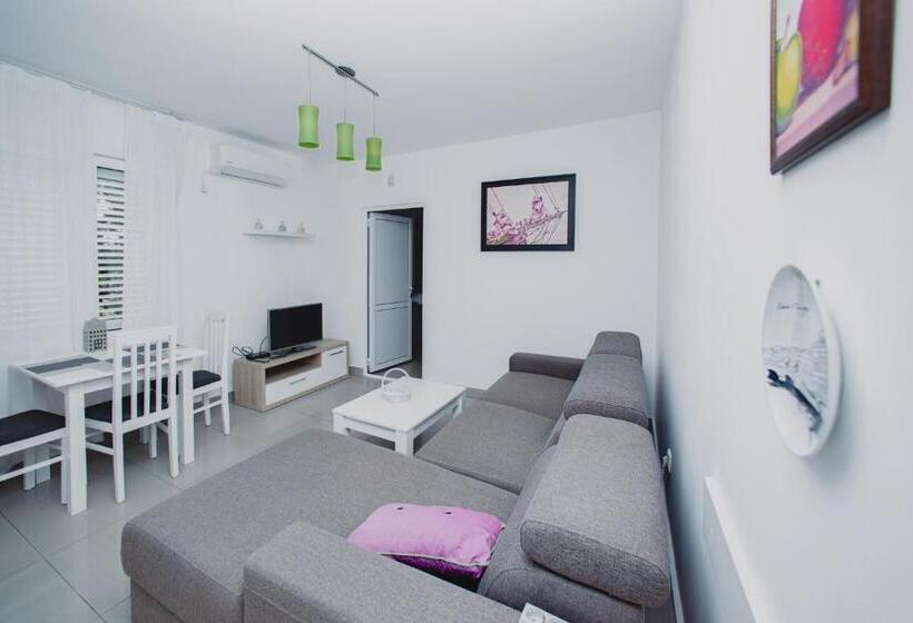 اتاق استاندارد چهارنفره با بالکن, Villa Shu