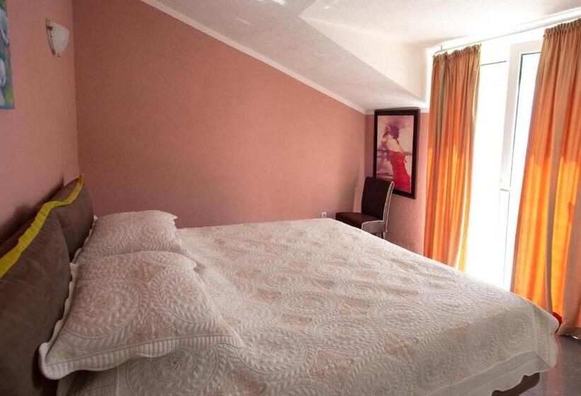 سوئیت با بالکن, Villa Shu