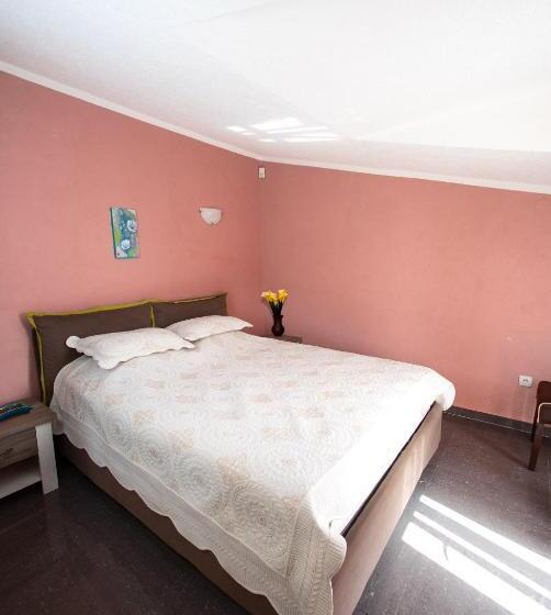 سوئیت با بالکن, Villa Shu