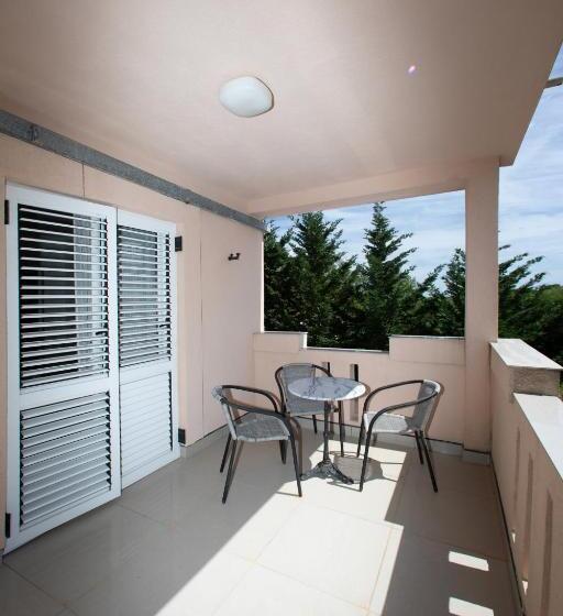 اتاق استاندارد چهارنفره با بالکن, Villa Shu