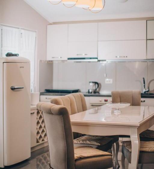 سوئیت با بالکن, Villa Shu