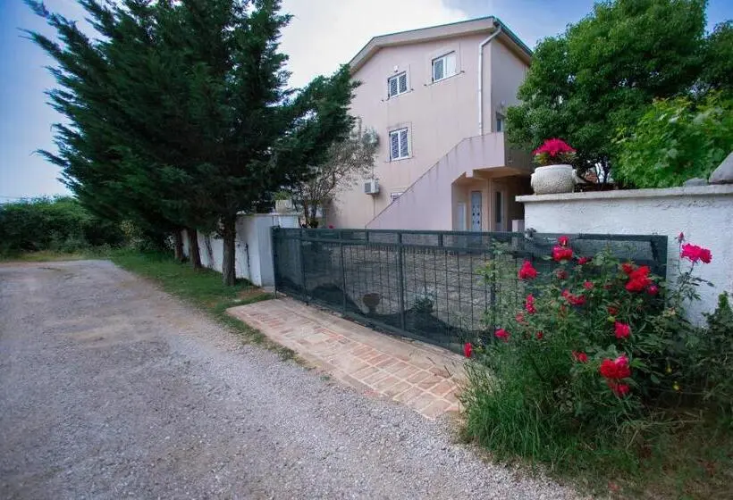 سوئیت با بالکن, Villa Shu