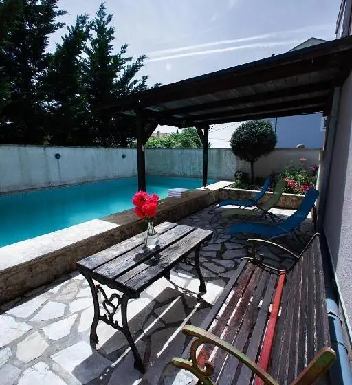 سوئیت با بالکن, Villa Shu
