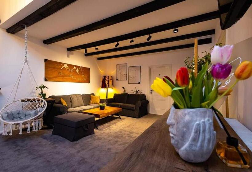 חדר סטנדרט, In Longfield Town