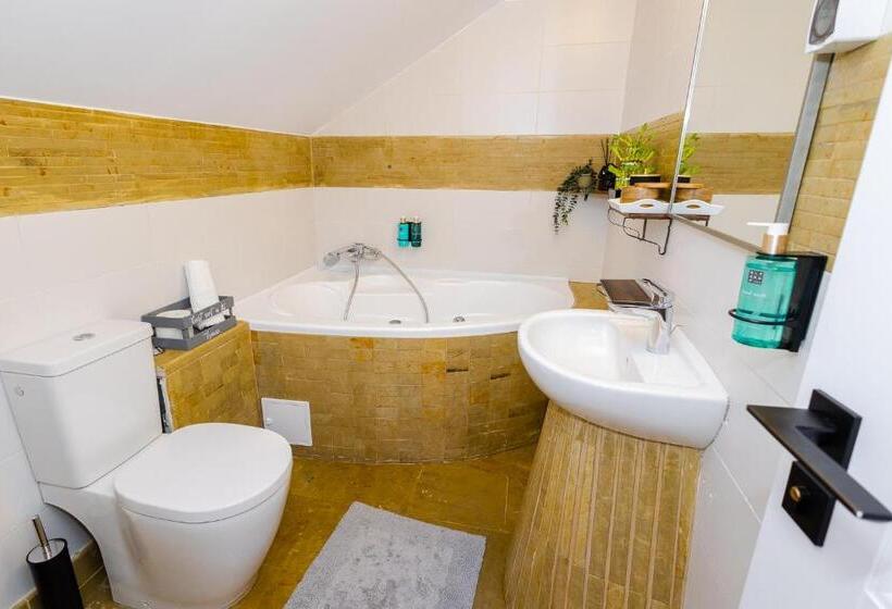 חדר סטנדרט, In Longfield Town