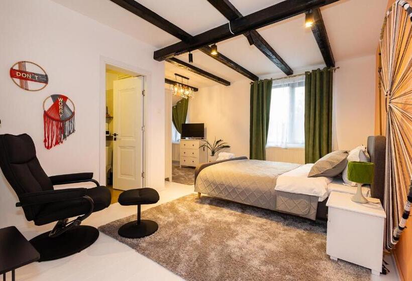 חדר סטנדרט לשלושה, In Longfield Town