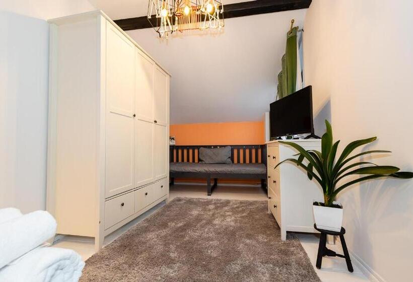 חדר סטנדרט לשלושה, In Longfield Town