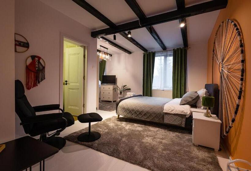 חדר סטנדרט לשלושה, In Longfield Town