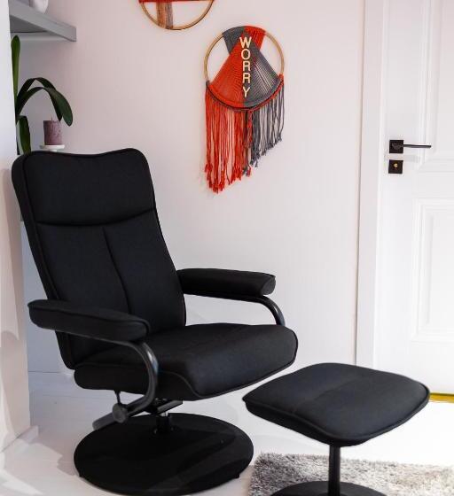 חדר סטנדרט לשלושה, In Longfield Town