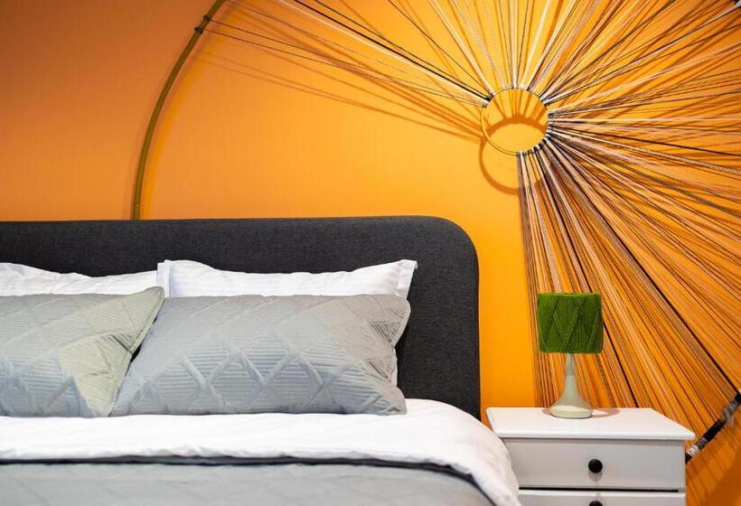 חדר סטנדרט לשלושה, In Longfield Town