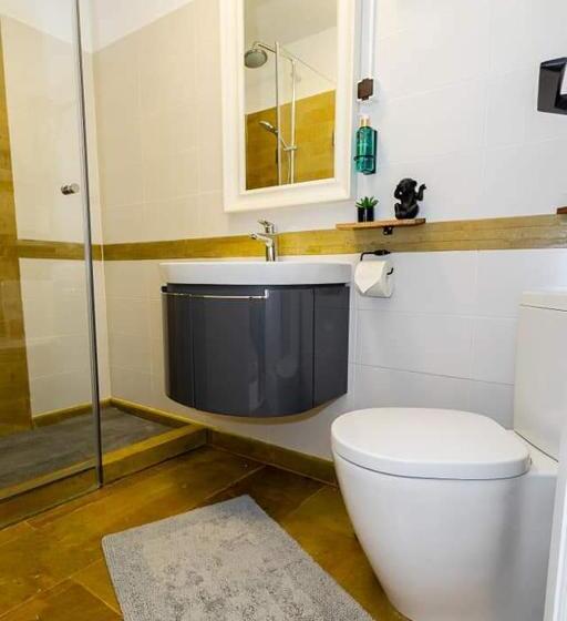 חדר סטנדרט לשלושה, In Longfield Town