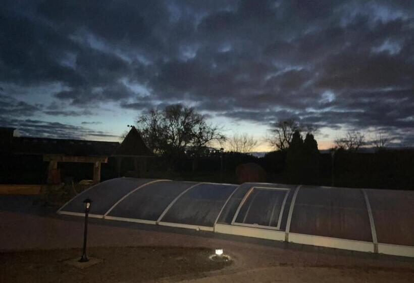 غرفة قياسية مطلّة علي حمام السباحة, La Villa Du Fresneaux