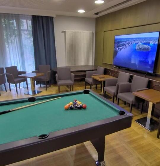 带阳台标准四人间, Businesshotel Am Peetzsee Grünheide