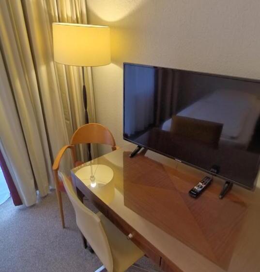 חדר לארבעה סטנדרטי עם מרפסת, Businesshotel Am Peetzsee Grünheide