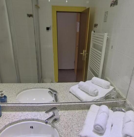 Четырехместный Номер Стандарт с Балконом, Businesshotel Am Peetzsee Grünheide