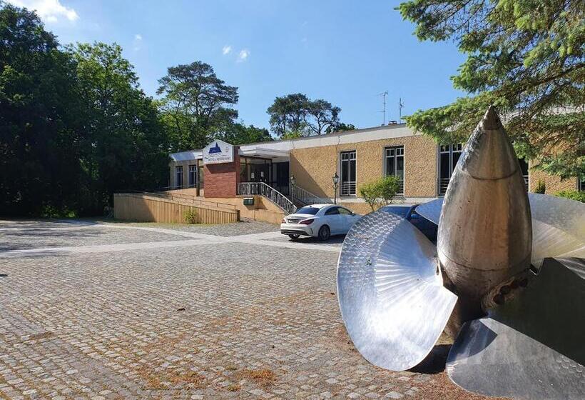 חדר לארבעה סטנדרטי עם מרפסת, Businesshotel Am Peetzsee Grünheide