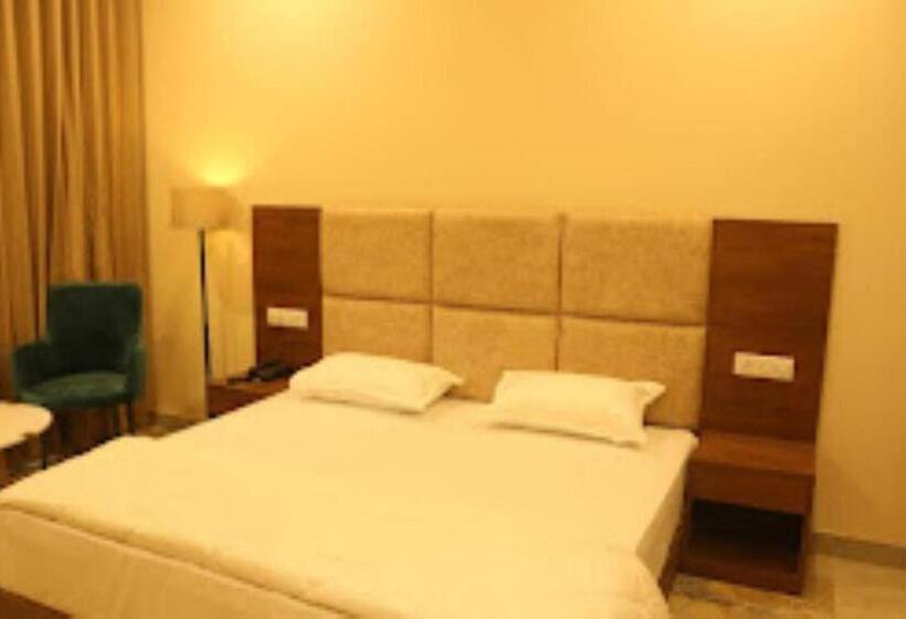 Номер Deluxe, The Imperial Hotel And Convention Centre Kanpur