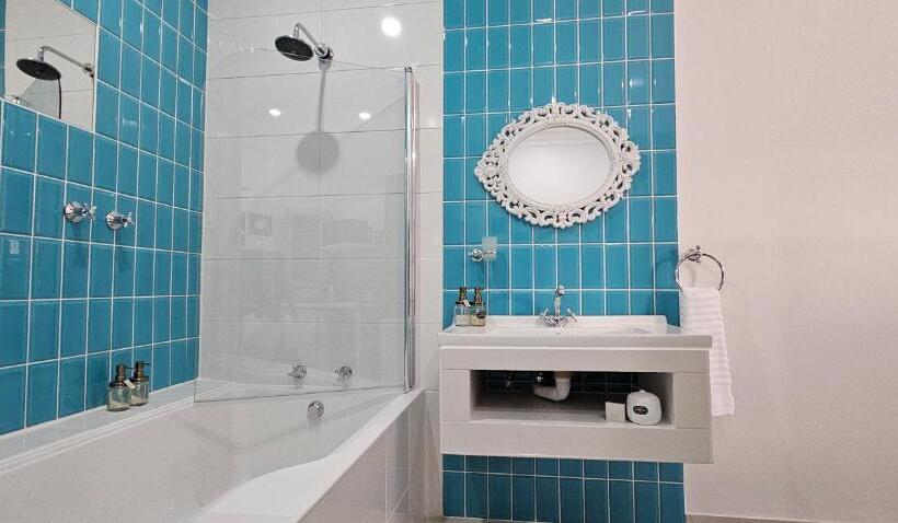 استودیوی استاندارد, Grazia Overnight Accommodation