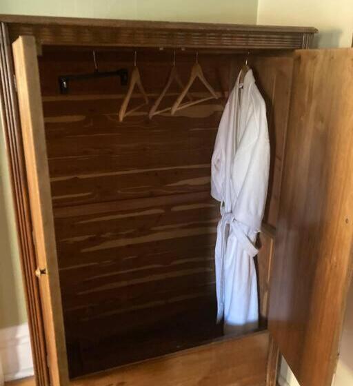 اتاق استاندارد سه نفره, Large Private Room With Queen Bed   2a